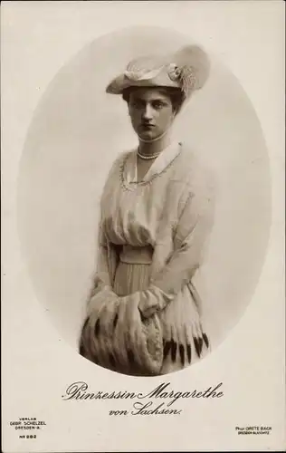 Ak Prinzessin Margarethe von Sachsen, Standportrait, Federhut, Muff