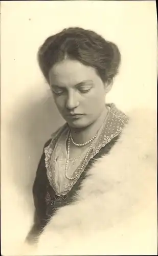 Foto Ak Prinzessin Helmtrud von Bayern, Portrait, Perlen, Pelz