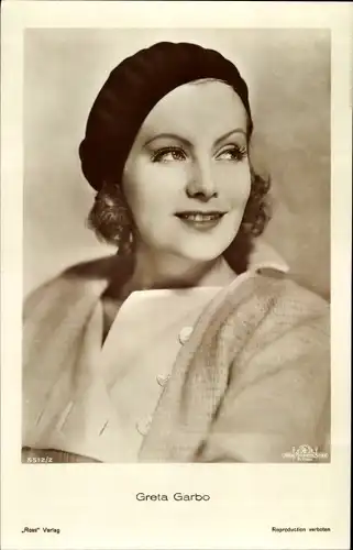Ak Schauspielerin Greta Garbo, Portrait, Mütze