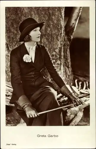 Ak Schauspielerin Greta Garbo, Portrait, Reitkleidung