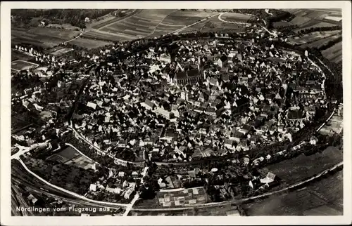 Ak Nördlingen im Nördlinger Ries Schwaben, Blick auf den Ort, Fliegeraufnahme