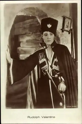 Ak Schauspieler Rudolph Valentino, Portrait in Uniform, Orden