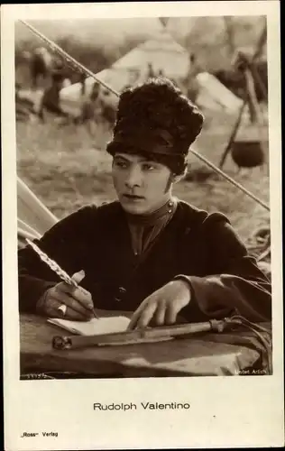 Ak Schauspieler Rudolph Valentino, Portrait als Husar