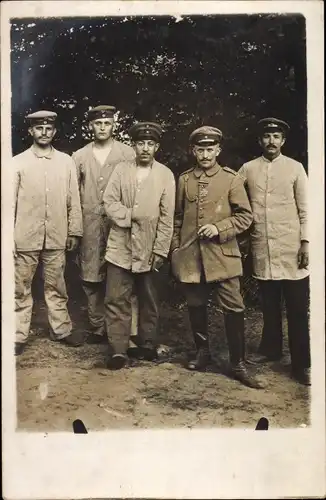 Foto Ak Deutsche Soldaten in Uniform, Gruppenbild, Offizier mit Schützenschnur, Eisernes Kreuz