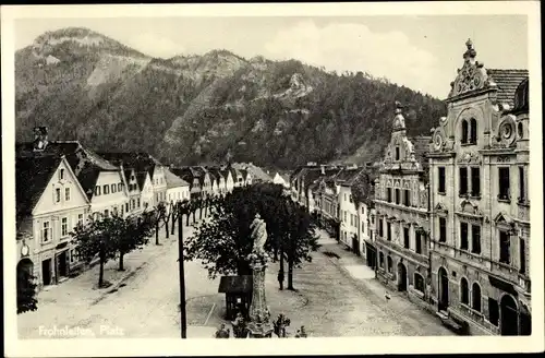 Ak Frohnleiten Steiermark, Platz, Straßenpartie mit Denkmal, Geschäftshäuser