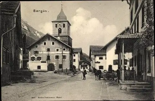 Ak Bergün Kt. Graubünden Schweiz, Straßenpartie mit Blick auf Kirche