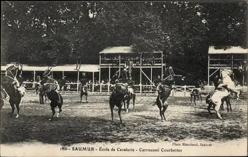 Ak Saumur Maine et Loire, Ecole de Cavalerie, Carroussel Courbettes
