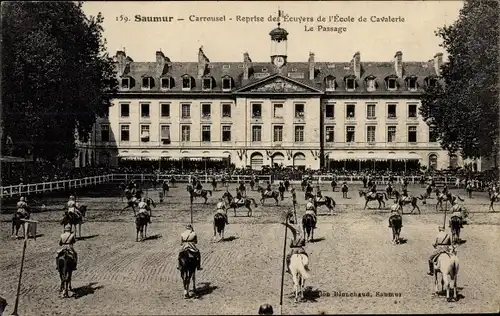 Ak Saumur Maine et Loire, Carrousel, Reprise des Ecuyers de l'Ecole de Cavalerie, Le Passage