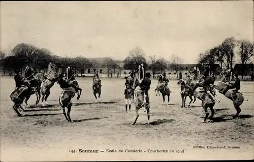 Ak Saumur Maine et Loire, Ecole de Cavalerie, Courbettes en rond