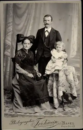 Foto Familienportrait, Frau in Tracht