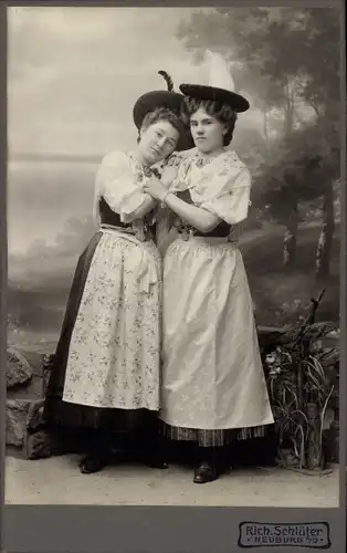 Kabinett Foto Zwei junge Frauen in Tracht, Portrait