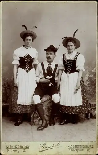 Kabinett Foto Mann und zwei Frauen in österreichischer Tracht, Portrait