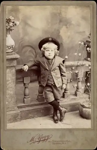 Kabinett Foto Kinderportrait, Junge mit Mütze