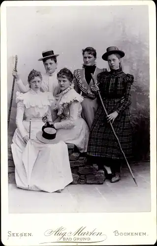 Kabinett Foto Frauen und Mädchen mit Wanderstöcken, Gruppenbild