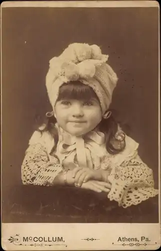 Kabinett Foto Kinderportrait, Mädchen mit Haube, Häkelspitze, Eunice Fitch, 3 yrs old, 1886