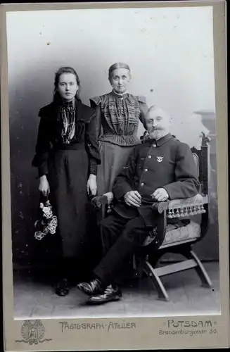 Kabinett Foto Eisenbahner in Uniform, Portrait mit Frau und Tochter