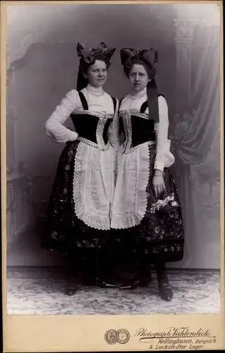 Kabinett Foto Zwei junge Frauen in Tracht