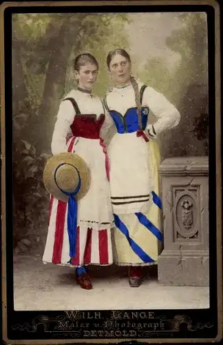 Kabinett Foto Zwei junge Frauen in Tracht