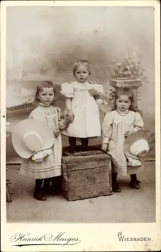 Kabinett Foto Kinderportrait, drei kleine Mädchen, Kleider, Hüte