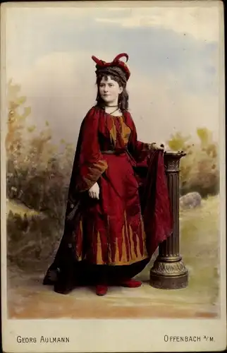 Kabinett Foto Junge Frau in einem Kostüm, Kleid mit Flammenmotiv