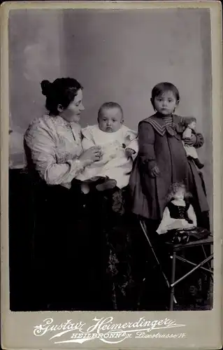 Kabinett Foto Frau mit zwei Kleinkindern, Mädchen mit Puppe