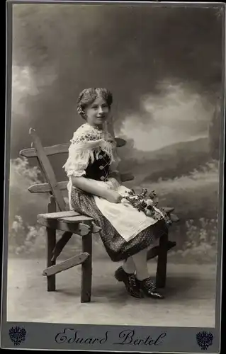 Kabinett Foto Mädchen in Tracht, Sitzportrait