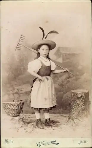 Kabinett Foto Kinderportrait, Mädchen in Bauerntracht, Rechen