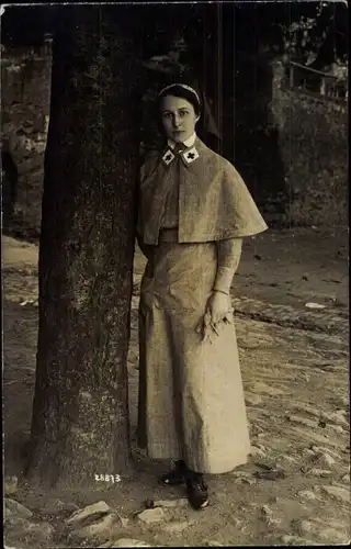 Foto Ak Junge Krankenschwester am Baum, Gustel Wöhler Schnell, Standportrait, I. WK