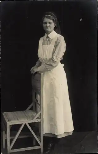 Foto Ak Krankenschwester in Uniform, Stuhl, Thorn 1914-1915