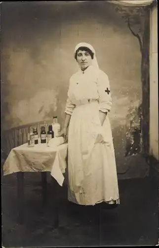 Foto Ak Krankenschwester in Uniform, Medikamente, Frankreich, I. WK