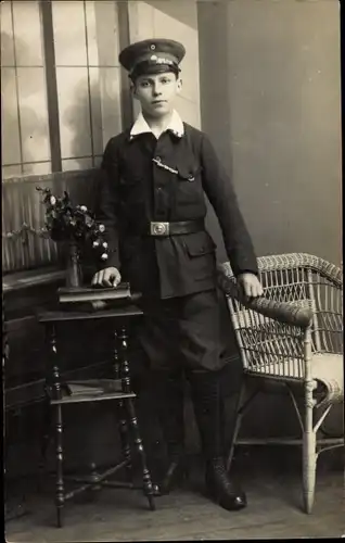 Foto Ak Junge in Uniform, Standportrait, Jugendwehr