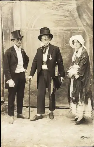 Foto Ak Mann im Anzug, Zylinder, Frau mit Blumenstrauß, Puppe