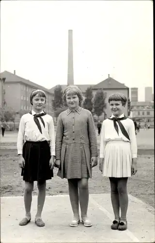 Foto Thälmann Pioniere, Mädchen, Halstücher, DDR