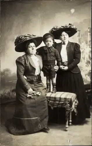 Foto Ak Zwei Frauen mit Kind, Junge mit Mützenband HMS..., England, Patriotik, I. WK