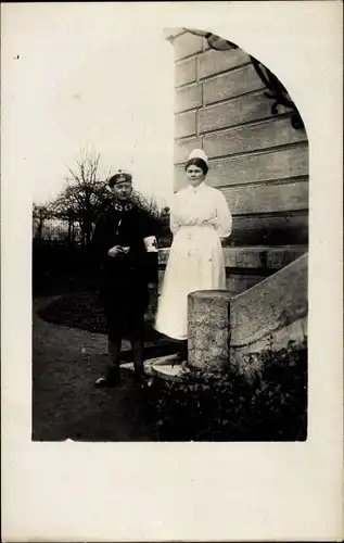 Foto Ak Krankenschwester in Uniform, Soldat, Rotes Kreuz, Lazarett XII Hirson, Frankreich