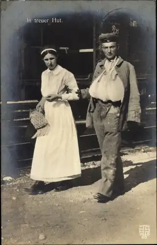 Foto Ak Krankenschwester in Uniform, Verwundeter Soldat, Verband, In treuer Hut