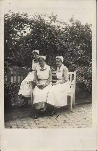 Foto Ak Krankenschwestern in Uniformen, Garten