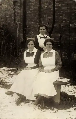 Foto Ak Krankenschwestern in Uniformen, Lazarett, Schnee, Winter, 1916
