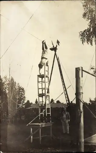Foto Ak Mann beim Turnen, Sportübung, Akrobatik