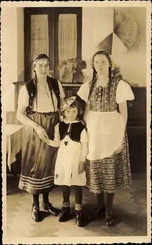 Foto Ak Schwarzwälder Trachten, Zwei Frauen mit Kind, Bauernstube
