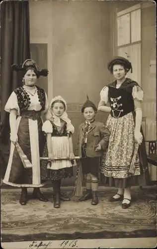 Foto Ak Frauen und Kinder in Lothringer Tracht, 1913