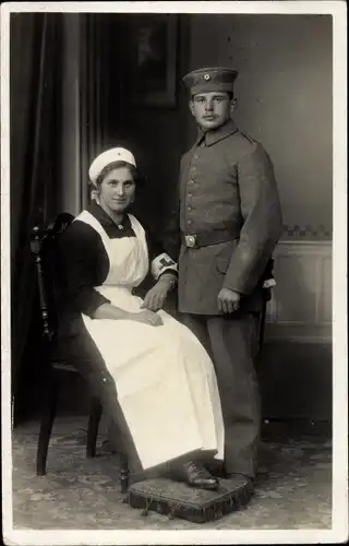 Foto Ak Krankenschwester in Uniform, Rotes Kreuz, Deutscher Soldat in Uniform, I. WK