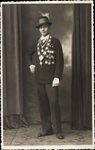 Foto Ak Schützenkönig, Mann in Uniform, Standportrait, Halskette, Emblem, Orden, Abzeichen