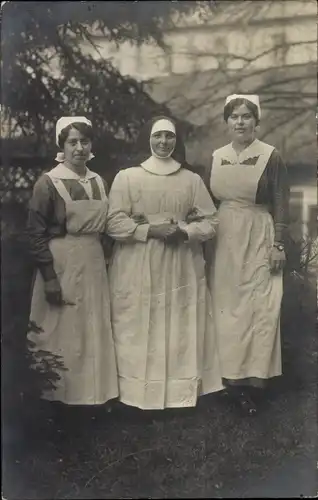 Foto Ak Krankenschwestern in Uniformen, Nonne