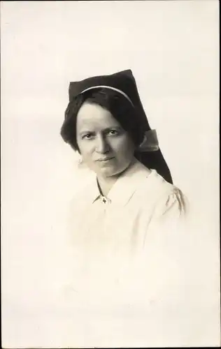 Foto Ak Portrait einer Krankenschwester, Jule Freidinger, Lazarett Rupprechtsschule 1917
