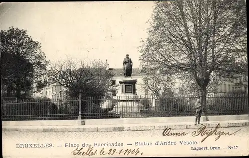 Ak Bruxelles Brüssel, Place des Barricades, Statue d'André Vésale