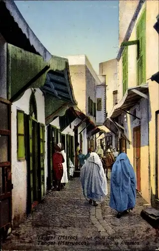 Ak Tanger Marokko, Rue de la Casbah, verschleierte Frauen, Fassaden