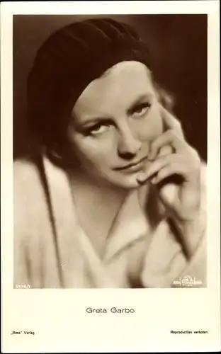 Ak Schauspielerin Greta Garbo, Portrait, Mütze