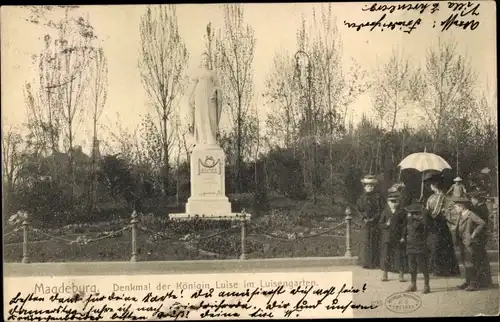 Ak Magdeburg an der Elbe, Denkmal der Königin Luise im Luisengarten, Menschen, Schirm