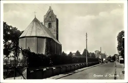 Ak Oudkerk Friesland Niederlande, Straßenpartie, Kirche